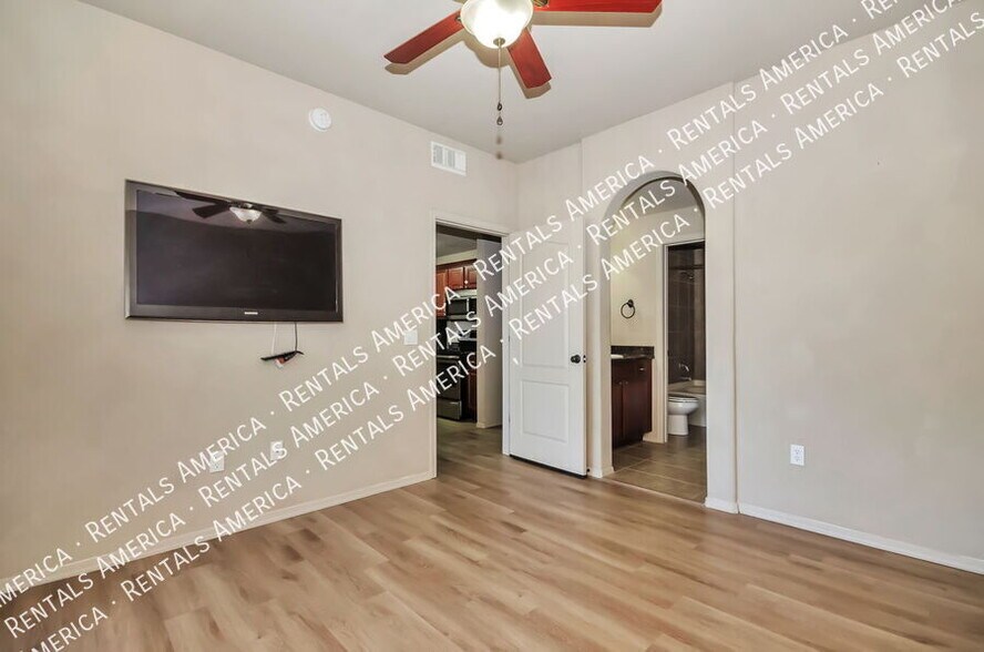 Building Photo - 2550 E River Rd