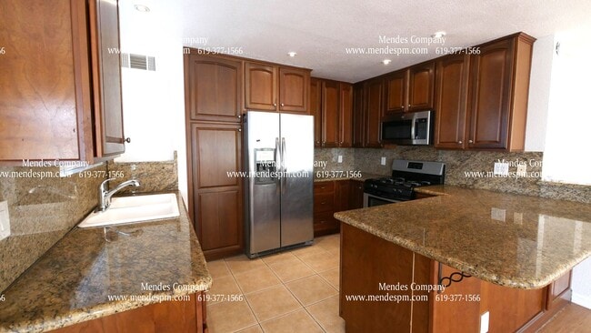 Building Photo - Beautiful 3 bd/2 bth Townhome just steps f...