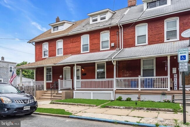 Building Photo - 503 Kossuth St