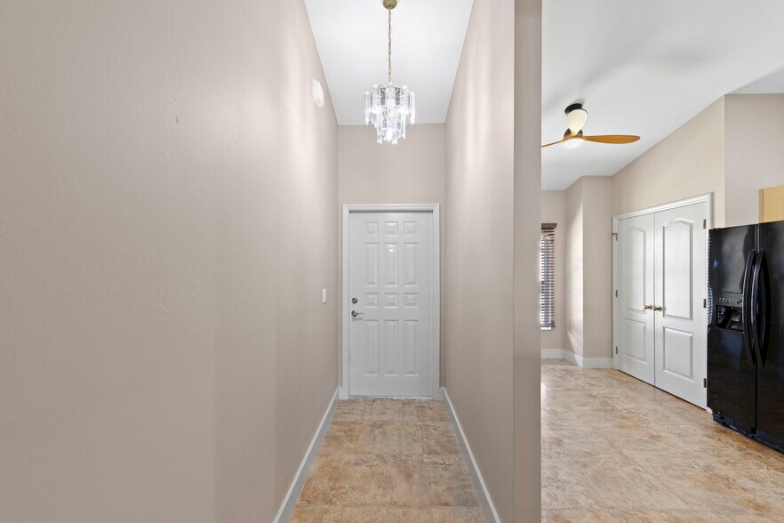 Building Photo - 409 SW 47th Ter