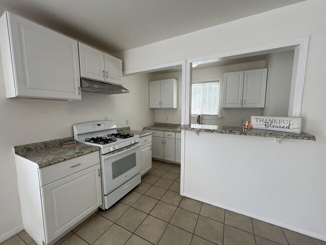 Kitchen - 1528 N Waterman Ave