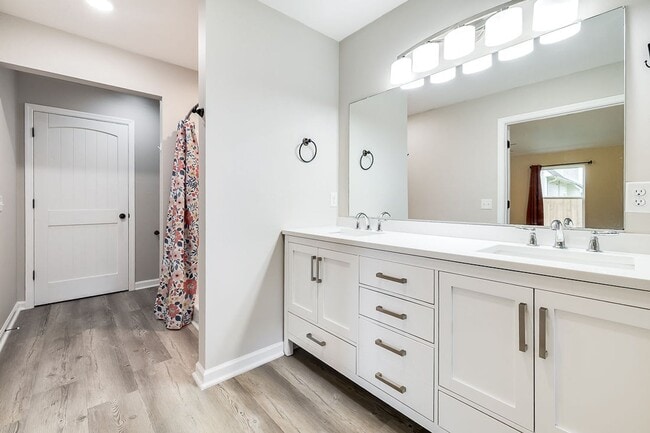 Building Photo - Freshly Painted 4 Bed Home on Huge Lot wit...
