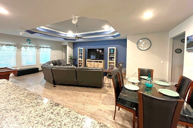 Building Photo - Beautiful 5 Bedroom Home with Pool in Holl...