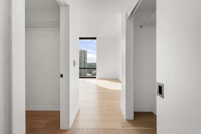 Building Photo - 70 Rainey St