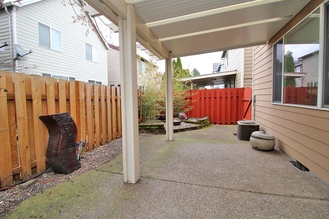 Building Photo - Spectacular Newer Construction Troutdale H...