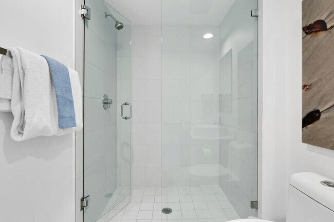 Building Photo - 2602 E Hallandale Beach Blvd