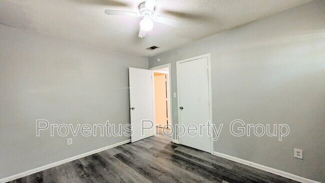 Building Photo - 4527 Versailles Dr