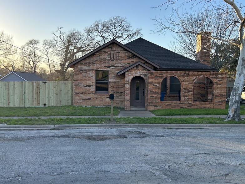 Front view with new fence. - 314 S Tesch St