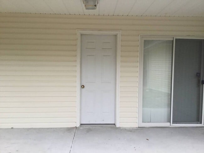 Building Photo - Duplex in desired New Bern
