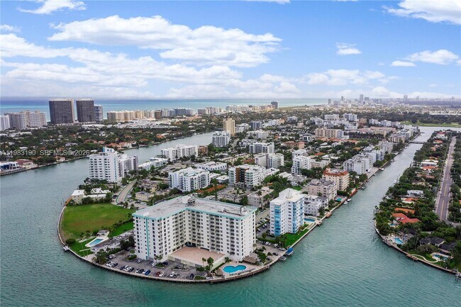 Building Photo - 10350 W Bay Harbor Dr