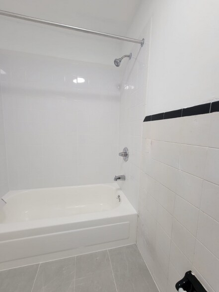 Building Photo - 13 Bleecker St