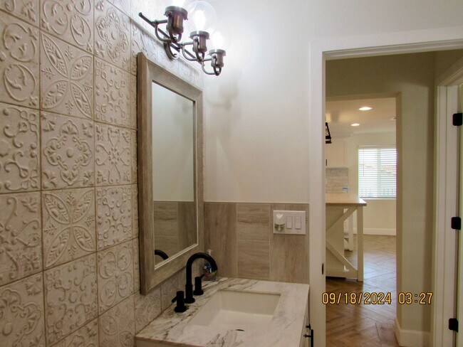 Building Photo - Completely remodeled 2bed/2bath cottage in...