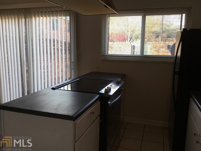 Building Photo - 3121 Colonial Way