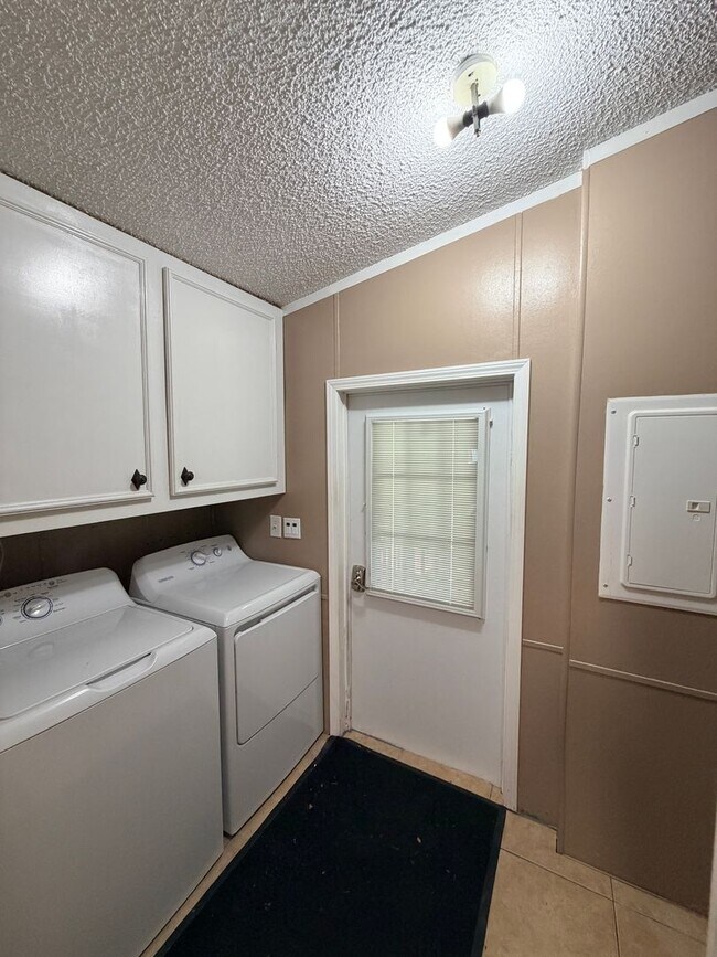 Building Photo - 7810 W Lakeshore Dr