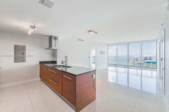 Building Photo - 495 Brickell Ave