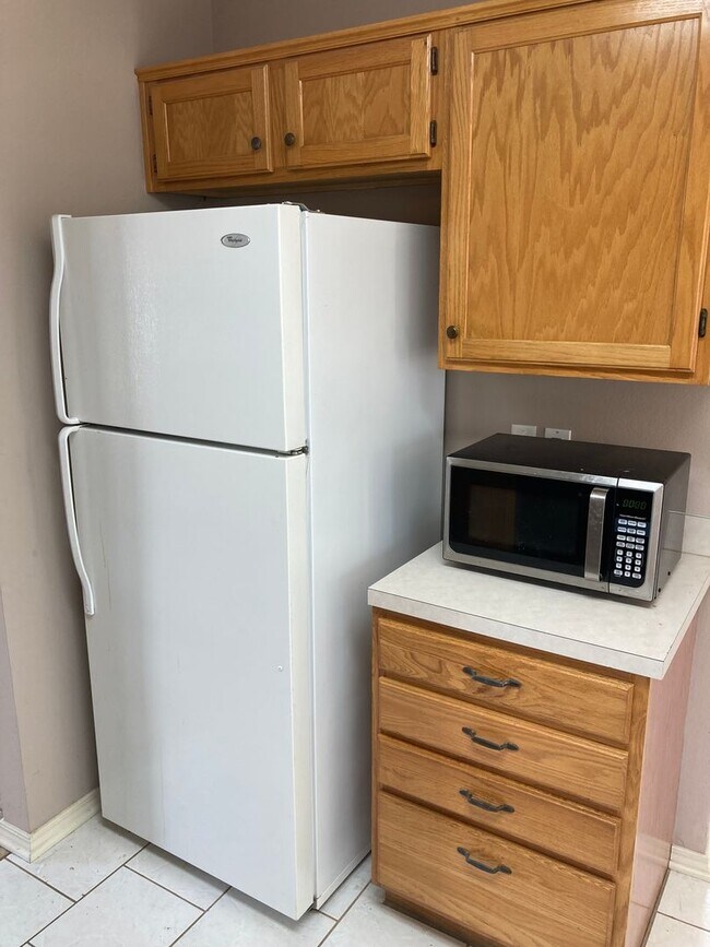 Building Photo - 3 Bedroom 2 Bath Extremely close to Wedington Exit !