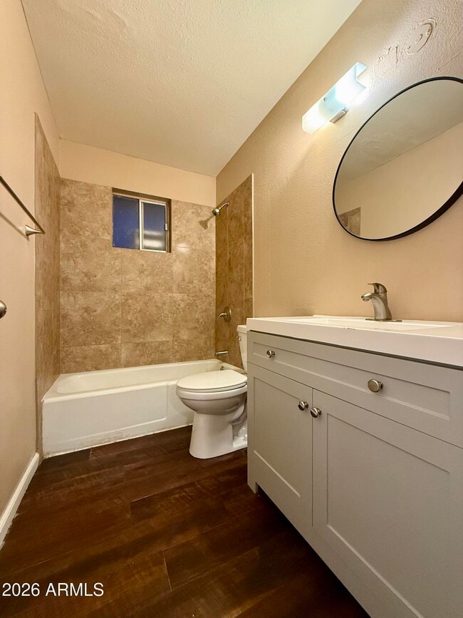 Building Photo - 825 E 5th St