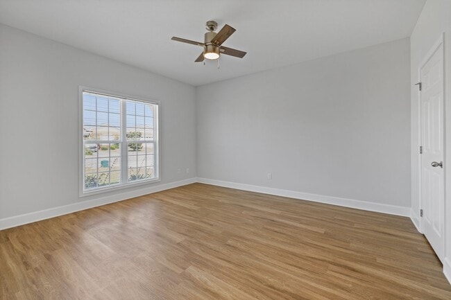 Building Photo - Stunning Newer Townhouse