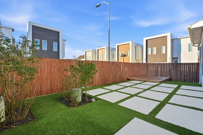 Building Photo - 5519 Paraiso Pl