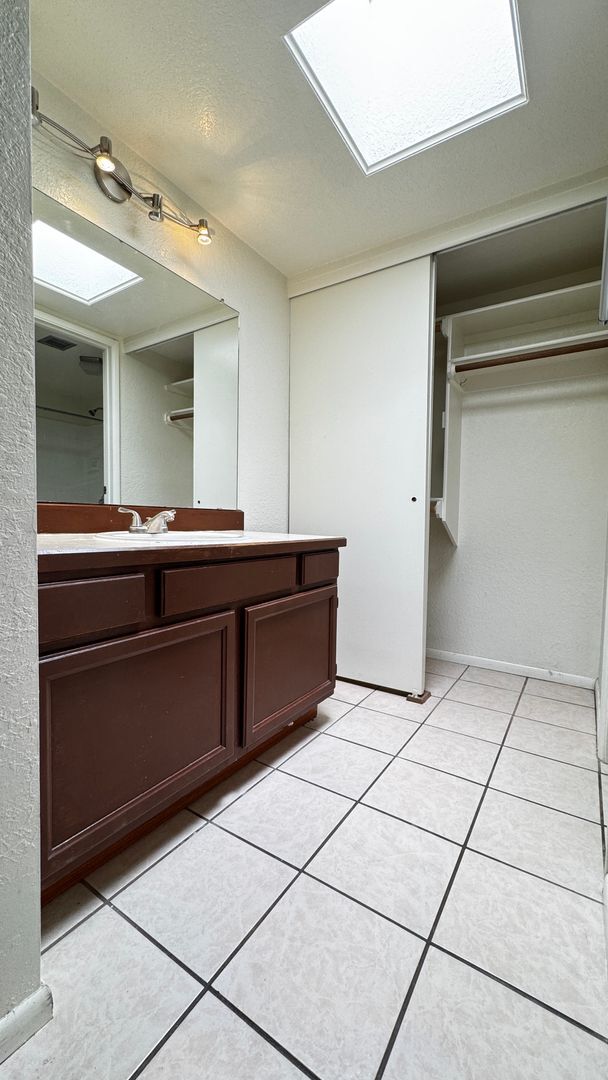 Building Photo - Central (Ft Lowell and Columbus) 2 bed, 2 ...