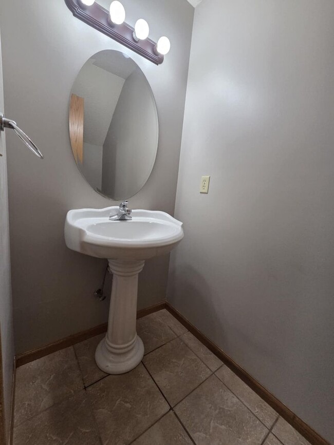 Building Photo - Spacious Town House for Rent