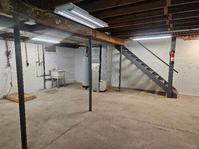 Building Photo - 608 Sunflower Dr