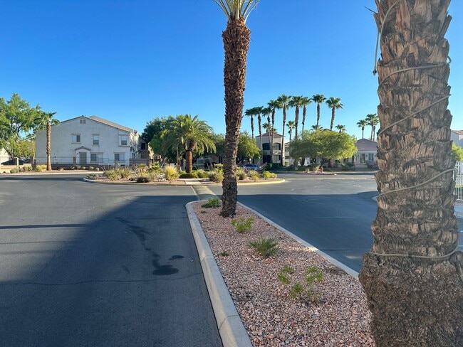 Building Photo - 3 Bedroom Townhouse!! in Gated Community!!...