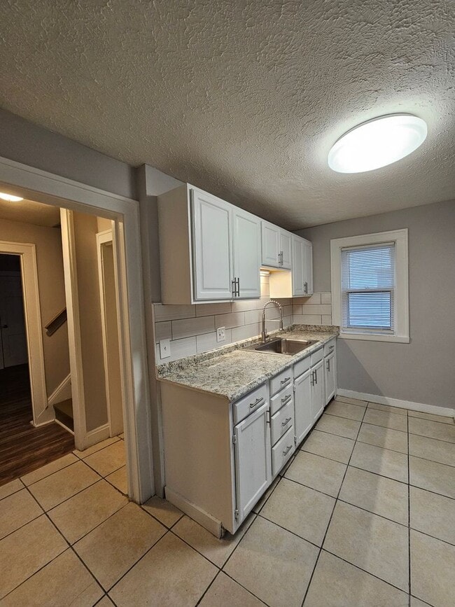 Building Photo - 3 Bed - 1 Full Bath Colonial available for...