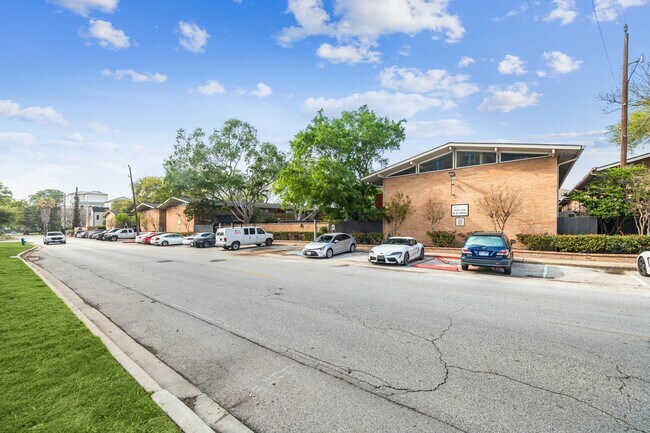 Building Photo - 3922 W Alabama St