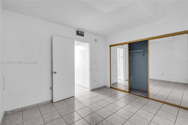 Building Photo - 1750 W 56th St