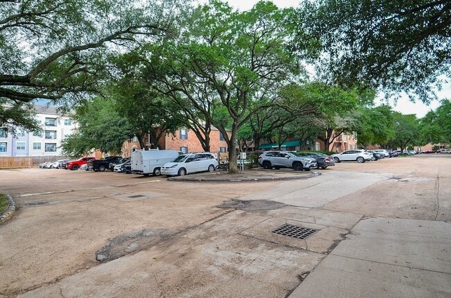 Building Photo - 2255 Braeswood Park Dr