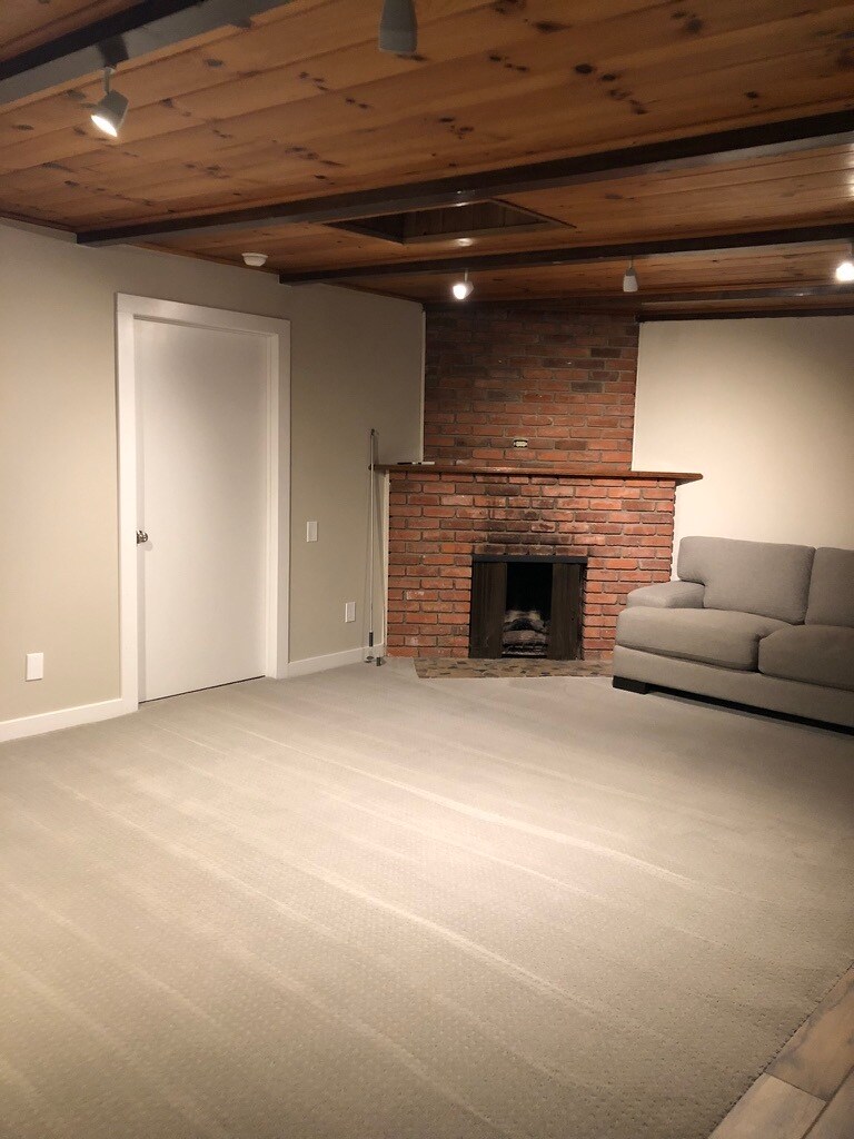 LR - 828 Bayview Dr
