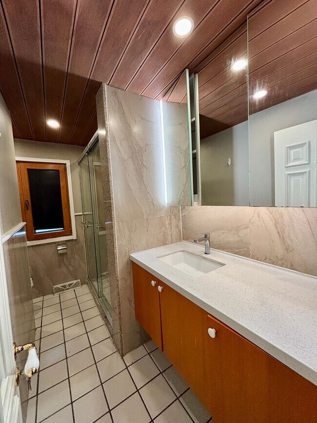 Building Photo - 13815 West Cir