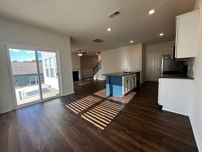 Building Photo - 4 bed/2.5 bath home - E Morristown