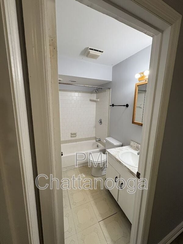 Building Photo - 4240 Crestview Dr