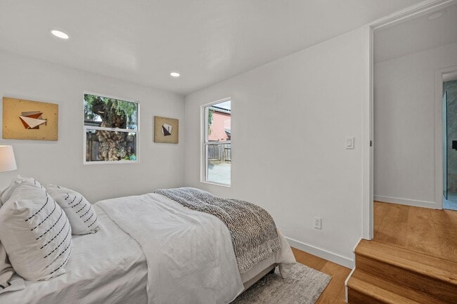 Building Photo - 4730 Melrose Ave