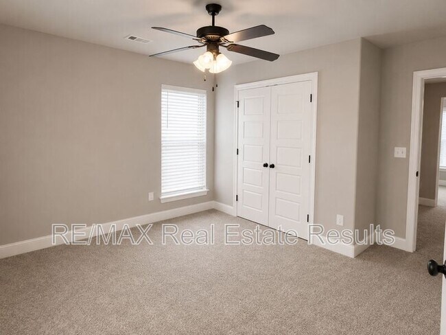 Building Photo - 511 Melrose Pl