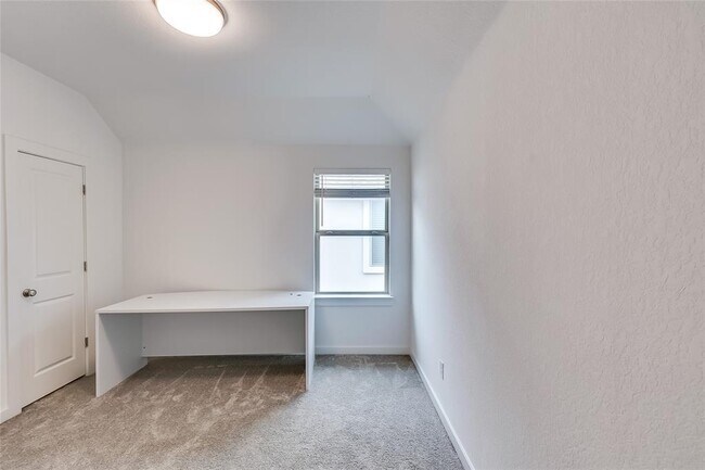 Building Photo - 833 Whitetail Dr