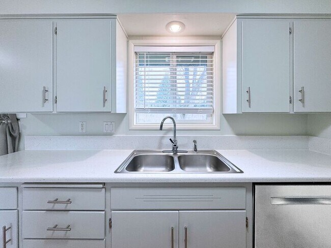 Building Photo - 1161 N Park Ave