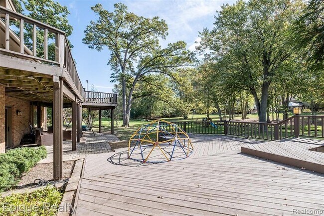 Building Photo - 135 W Hickory Grove Rd