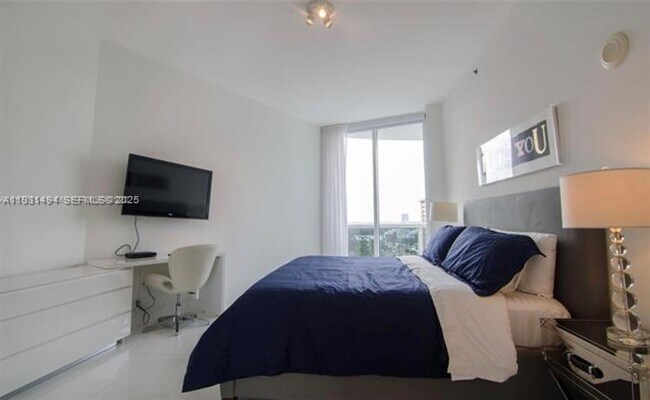 Building Photo - 15901 Collins Ave