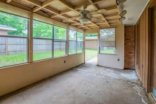 Building Photo - 4 Bed 3 Bath Brick Home with Fenced Yard