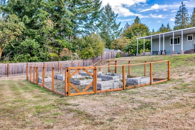 Building Photo - Cozy 3 Bedroom Home on a Large Lot!