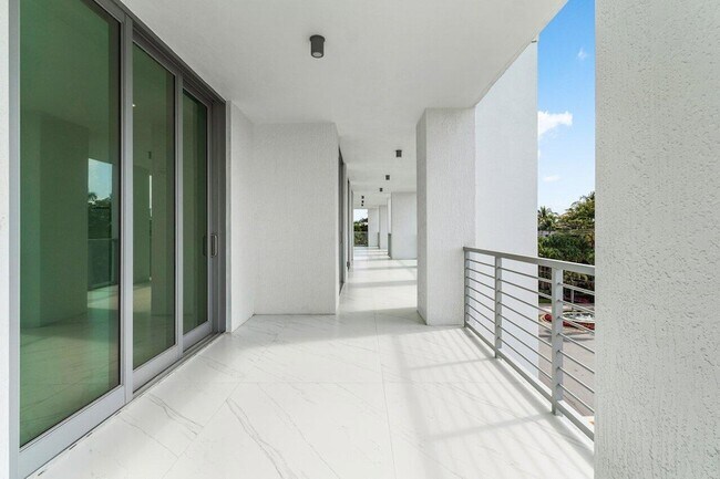 Building Photo - 495 E Royal Palm Rd