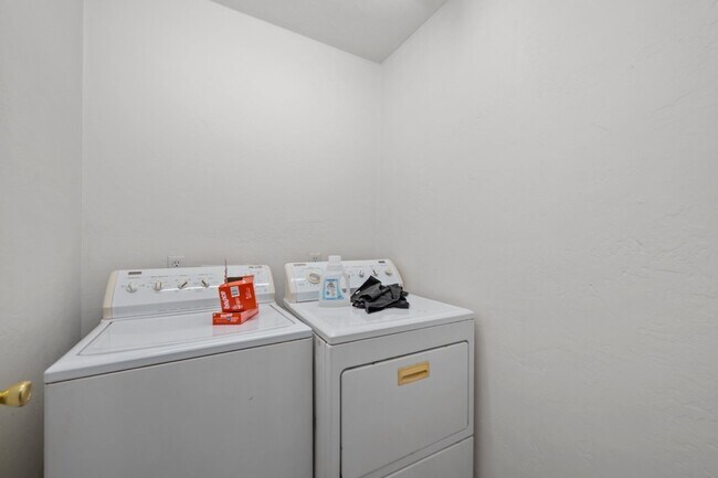 Building Photo - 5379 E Falls View Dr