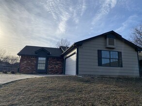 Building Photo - One Story, Union schools, New Paint and Carpet.