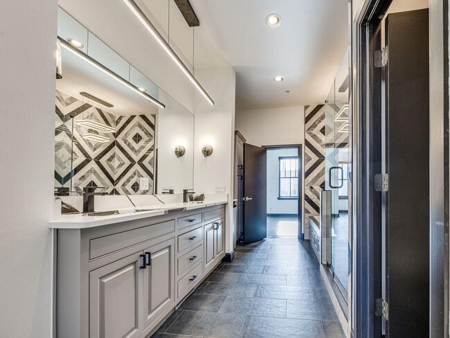 Building Photo - 109 NE 3rd St