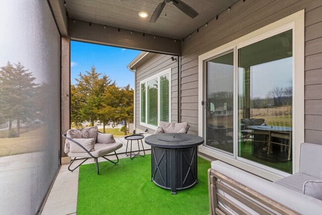 Building Photo - Stunning 6 Bed, 3 Bath Heritage Hills Home | 3-Car Garage | Walk-Out Basement