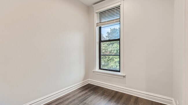 Building Photo - 4053 N Greenview Ave