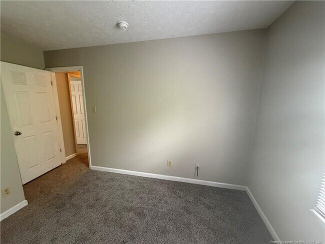 Building Photo - 872 Hilton Dr